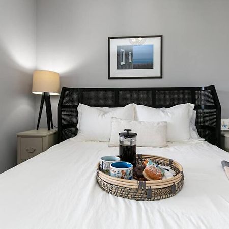 Lovely 2 Bedroom Suite Steps From The Beach Victoria Eksteriør bilde