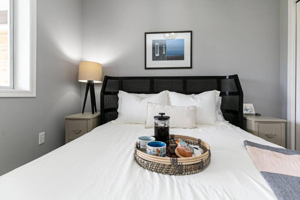 Lovely 2 Bedroom Suite Steps From The Beach Victoria Eksteriør bilde