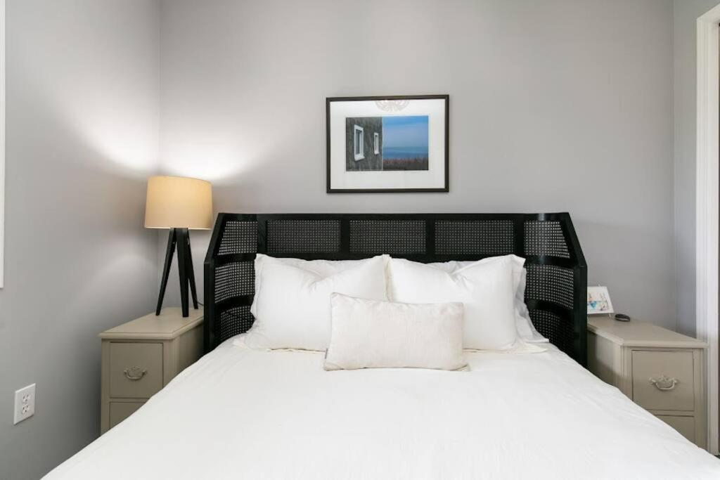 Lovely 2 Bedroom Suite Steps From The Beach Victoria Eksteriør bilde