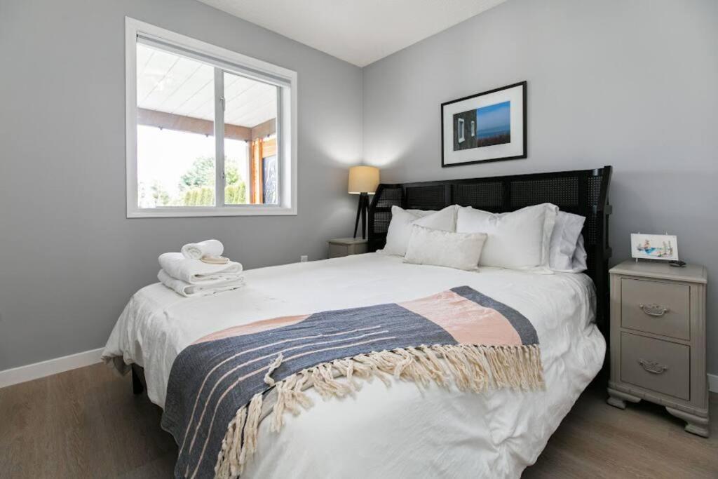 Lovely 2 Bedroom Suite Steps From The Beach Victoria Eksteriør bilde