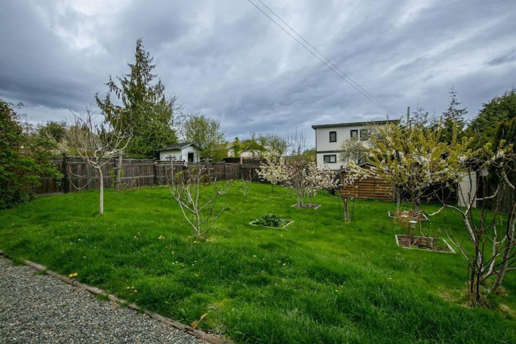 Lovely 2 Bedroom Suite Steps From The Beach Victoria Eksteriør bilde