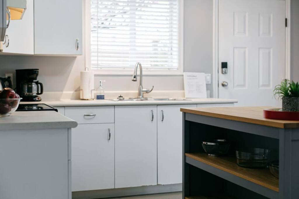 Lovely 2 Bedroom Suite Steps From The Beach Victoria Eksteriør bilde