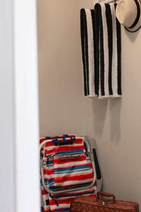 Lovely 2 Bedroom Suite Steps From The Beach Victoria Eksteriør bilde