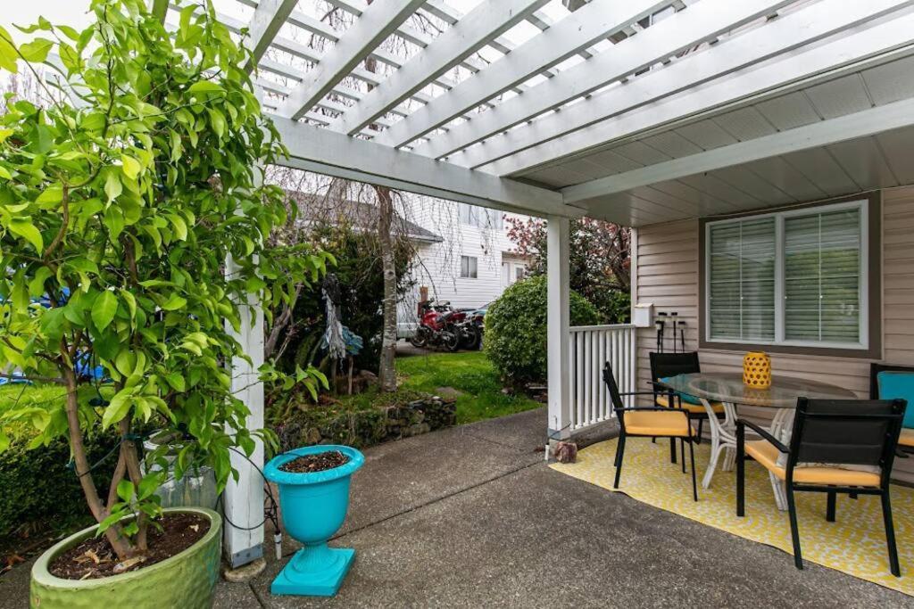 Lovely 2 Bedroom Suite Steps From The Beach Victoria Eksteriør bilde