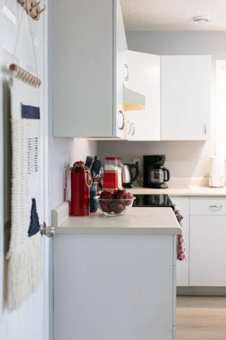 Lovely 2 Bedroom Suite Steps From The Beach Victoria Eksteriør bilde
