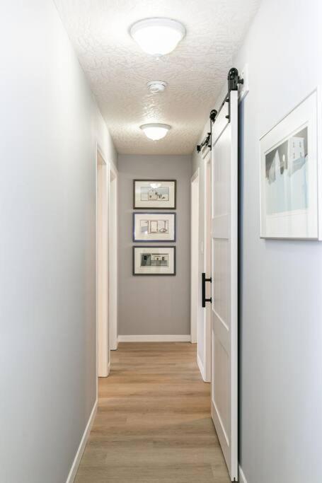Lovely 2 Bedroom Suite Steps From The Beach Victoria Eksteriør bilde