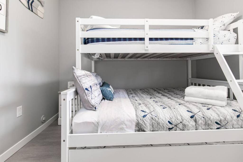 Lovely 2 Bedroom Suite Steps From The Beach Victoria Eksteriør bilde