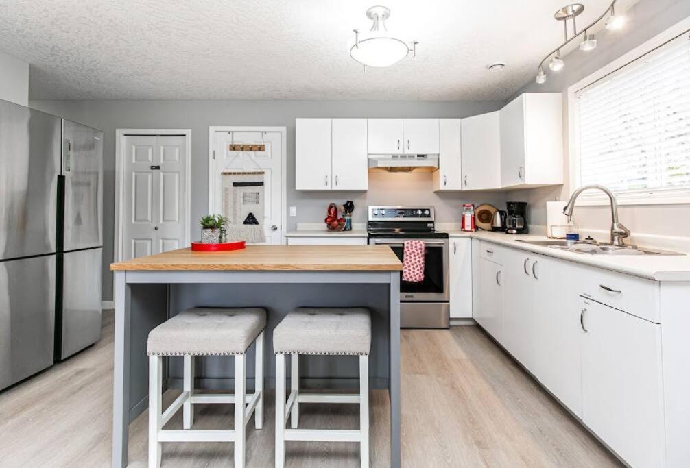 Lovely 2 Bedroom Suite Steps From The Beach Victoria Eksteriør bilde