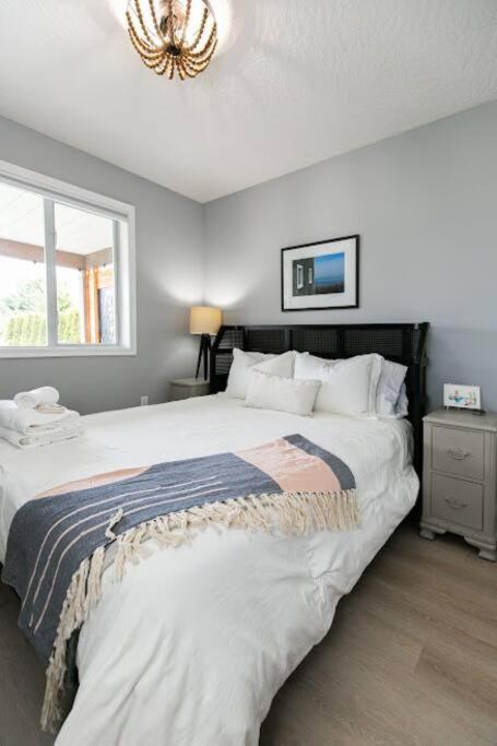 Lovely 2 Bedroom Suite Steps From The Beach Victoria Eksteriør bilde