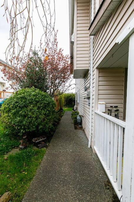 Lovely 2 Bedroom Suite Steps From The Beach Victoria Eksteriør bilde