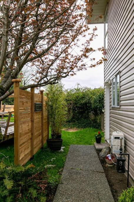 Lovely 2 Bedroom Suite Steps From The Beach Victoria Eksteriør bilde