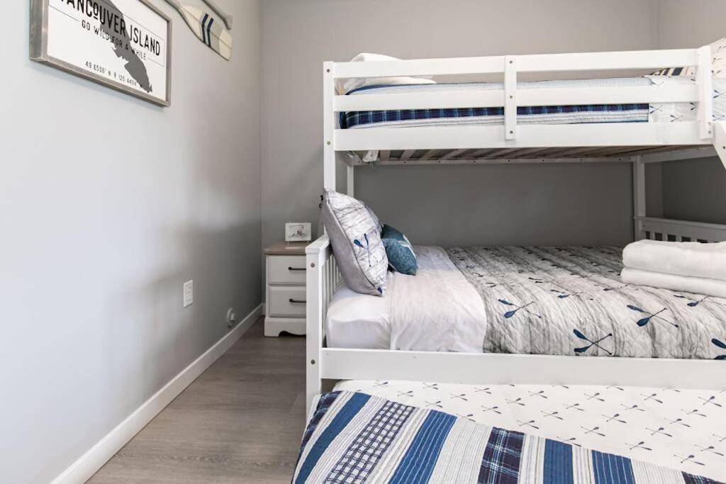 Lovely 2 Bedroom Suite Steps From The Beach Victoria Eksteriør bilde
