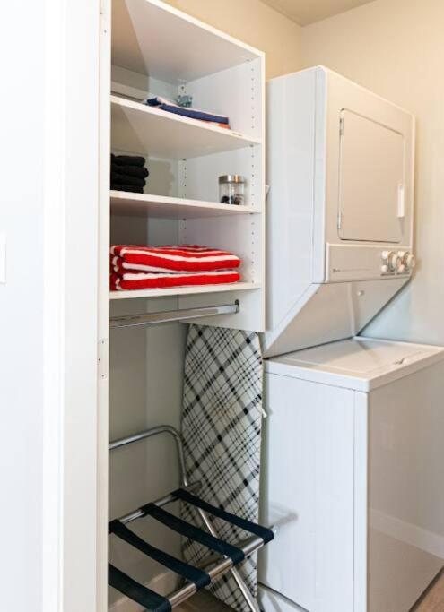 Lovely 2 Bedroom Suite Steps From The Beach Victoria Eksteriør bilde