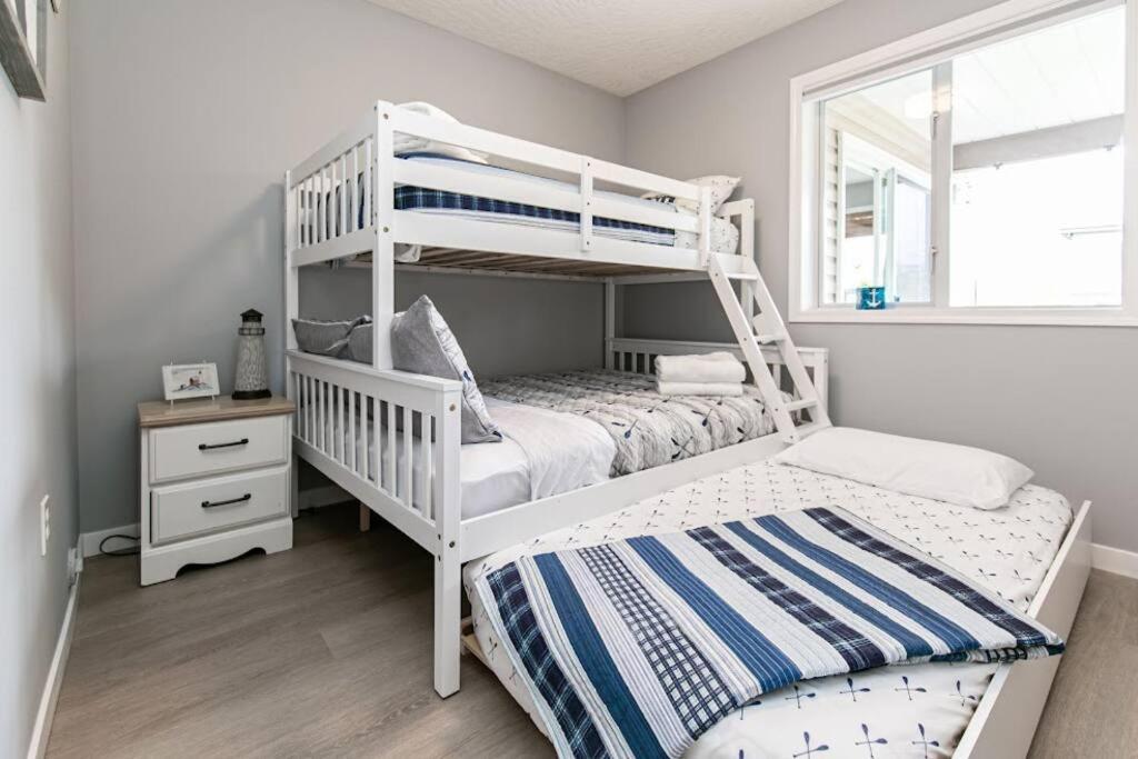 Lovely 2 Bedroom Suite Steps From The Beach Victoria Eksteriør bilde