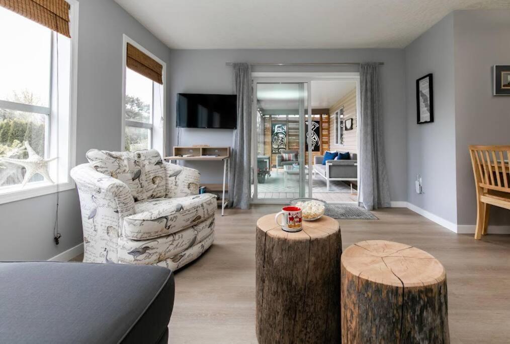 Lovely 2 Bedroom Suite Steps From The Beach Victoria Eksteriør bilde